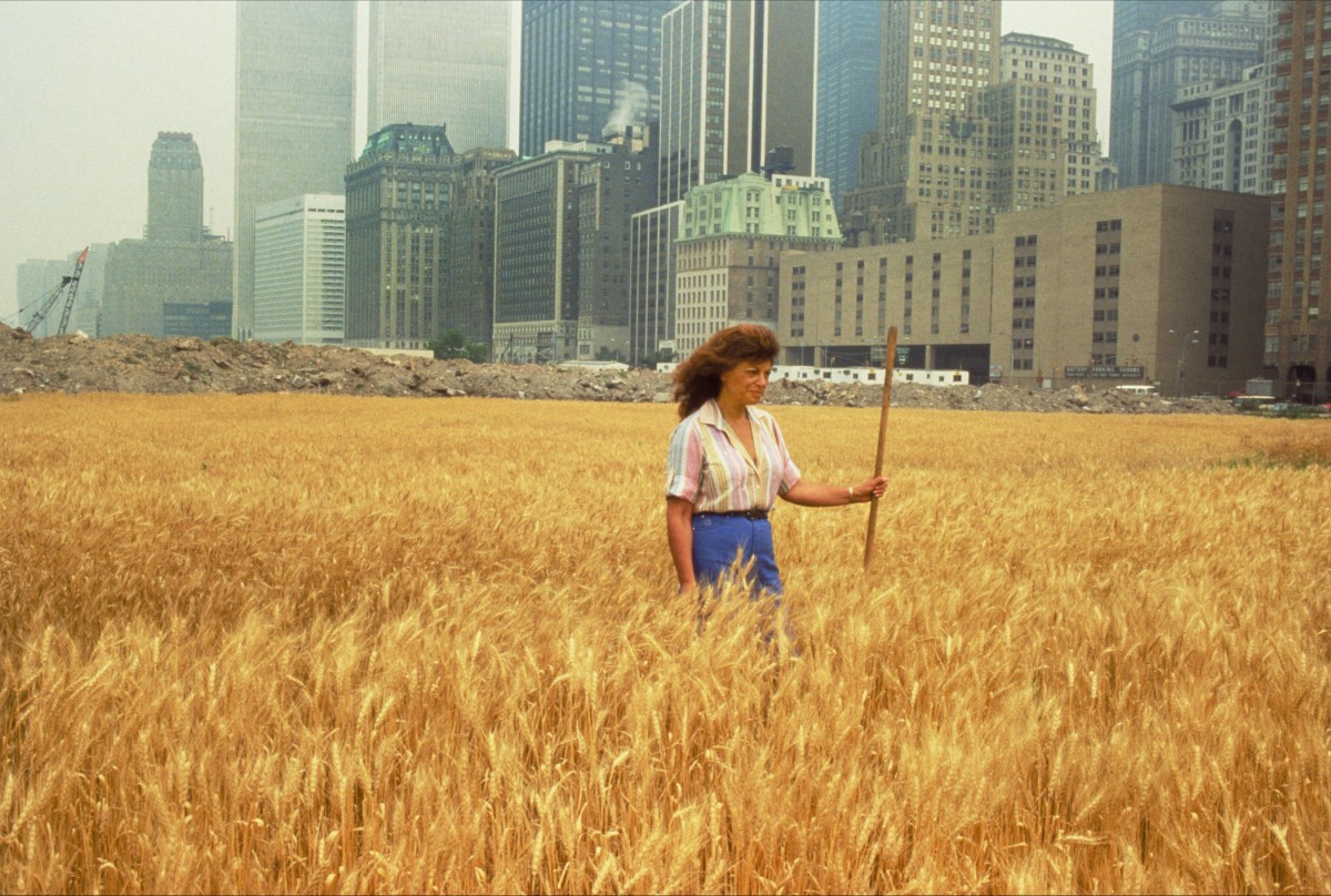 Agnes Denes, Wheatfield – A Confrontation: Battery Park Landfill, Downtown Manhattan – With Agnes Denes Standing in the Field, 1982 © Agnes Denes, courtesy Leslie Tonkonow Artworks + Projects, New York.