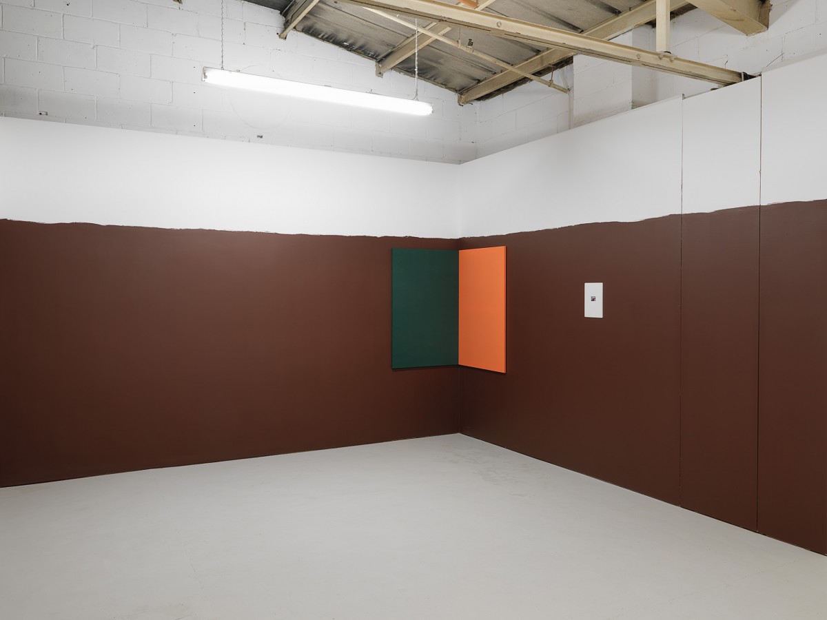 Andrea Büttner, Brown Wall Painting, 2006, Acrylic emulsion; Andrea Büttner, Fabric Painting (corner), 2015, Cotton twill; Brit Meyer, Untitled, 2015, Digital photograph, mount board. Courtesy the Artists and Piper Keys. Photography Michael Heilgemeir
