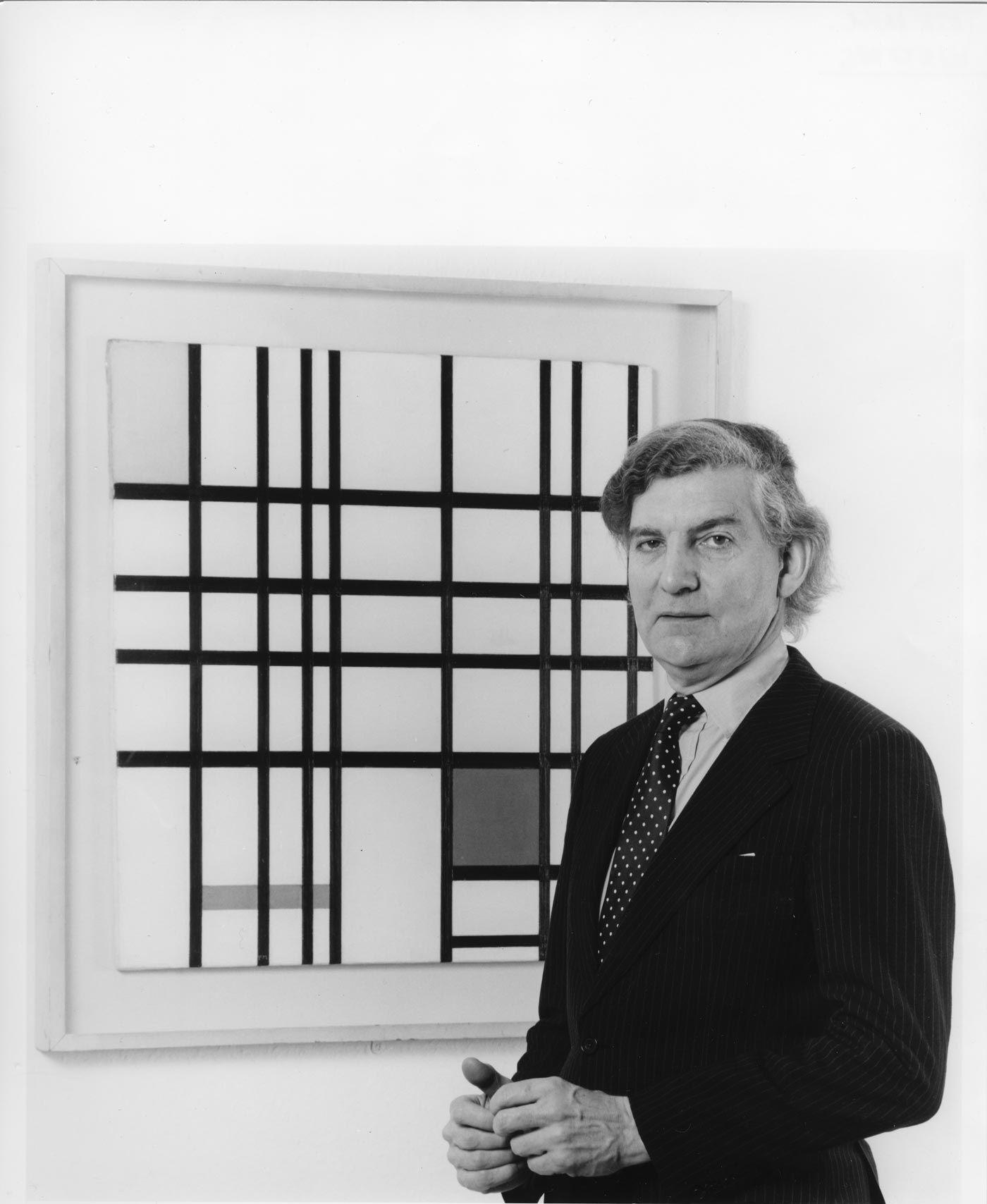 Alan Bowness with Piet Mondrian’s 'Composition with Yellow, Blue and Red' at the Tate, 1980